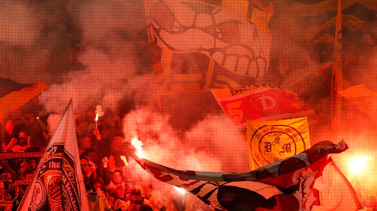 Rote-gelbe Farben im Dresdner Fanblock.