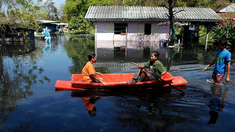Die Bewohner von Sam Wa kämpfen seit Wochen gegen das Hochwasser.