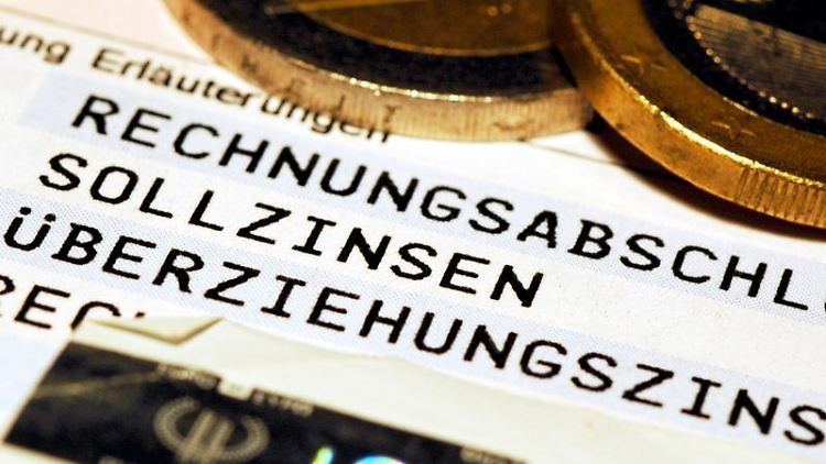 Wer ewig seinen Dispo ausreizen muss, dem raten Experten zu einer Umschuldung.
