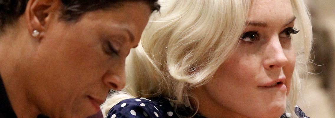 Lohan (r) mit ihrer Anwältin Shawn Chapman Holley.