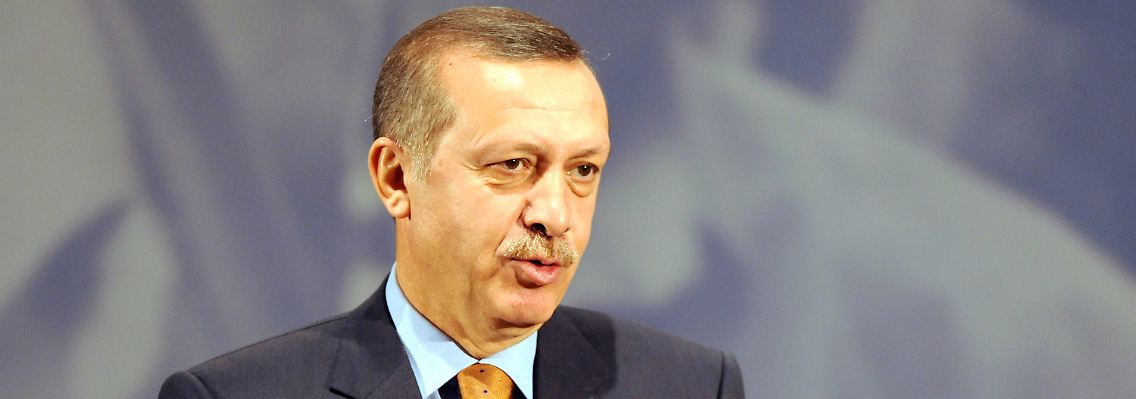 Erdogan auf dem Festakt anlässlich des 50. Jubiläum des deutsch-türkisches Anwerbeabkommens. Das Abkommen geschlossen worden, um dringend benötigte Arbeitskräfte nach Deutschland zu holen.