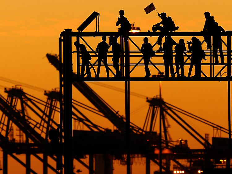 Friedlich besetzten die Demonstranten den Hafen von Oakland und legten damit den Verkehr dort lahm.