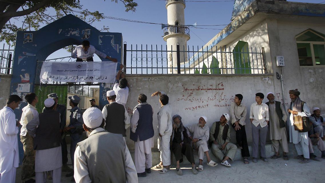 Schlange vor einem Wahllokal in Kabul: Die Regierung hofft darauf, dass sich die Bevölkerung nicht vom Terror einschüchtern lässt.