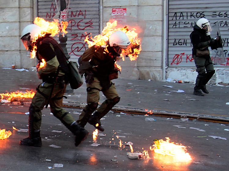 Die Gewalt in den Straßen Athens droht zu eskalieren: Schon jetzt müssen Staatsdiener im Einsatz um ihr Leben fürchten.
