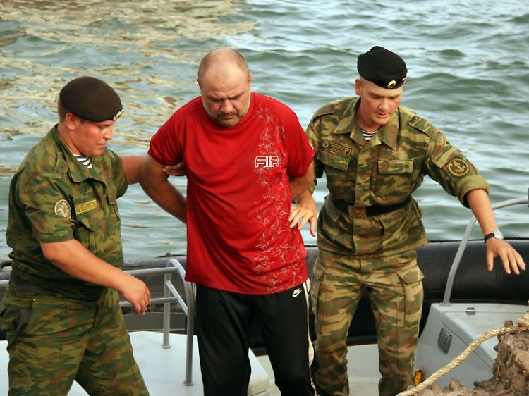 Die mutmaßlichen Entführer der "Arctic Sea" werden im Hafen von Palmeira an Land gebracht.