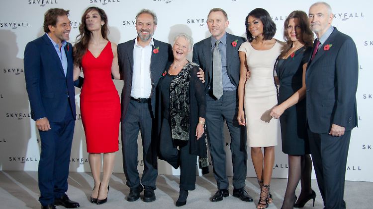 Das "Skyfall"-Team stellt sich vor: Sam Mendes (3.v.l.) mit Javier Bardem, Berenice Marlohe, Dame Judi Dench, Daniel Craig, Naomi Harris und die Produzenten Barbara Broccoli und Michael G. Wilson. (v.l.)