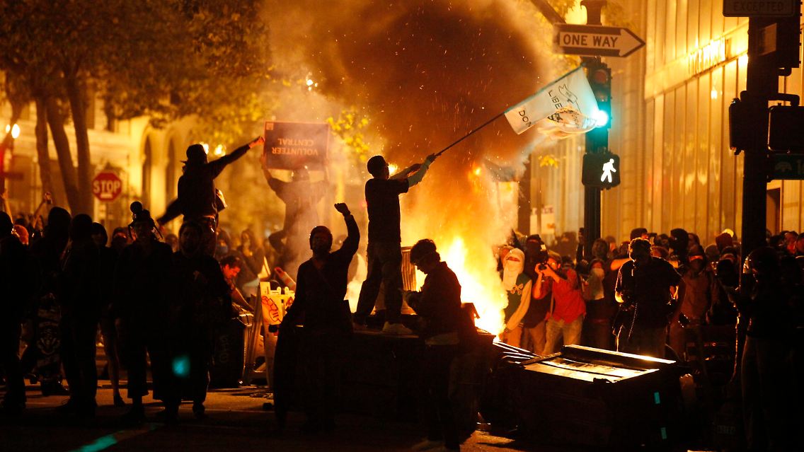 2011-11-03T135203Z_01_OAK907_RTRMDNP_3_USA-PROTESTS-OAKLAND.JPG2829130666712795999.jpg