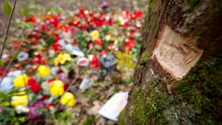 Das Projektil wurde in einem Baum gefunden, der inzwischen gefällt wurde. Dort haben Anwohner auch Blumen abgelegt.
