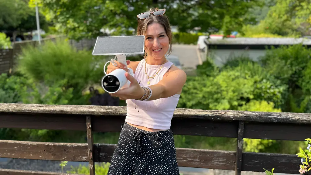 Reporterin-testet-Solar-Ueberwachungskameras