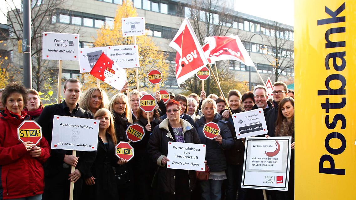 Protestierende Postbank-Mitarbeiter in Köln.