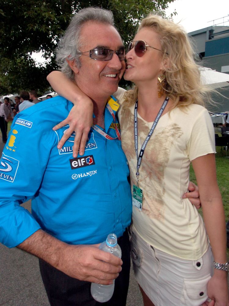 Einer der letzten "echten" Playboys, Flavio Briatore, weiß, was gut für ihn ist: Täglich zwei Liter Mineralwasser (rechte Hand). 2008 heiratete er überraschend die 30 Jahre jüngere Italienerin Elisabetta Gregoraci (nicht im Bild).
