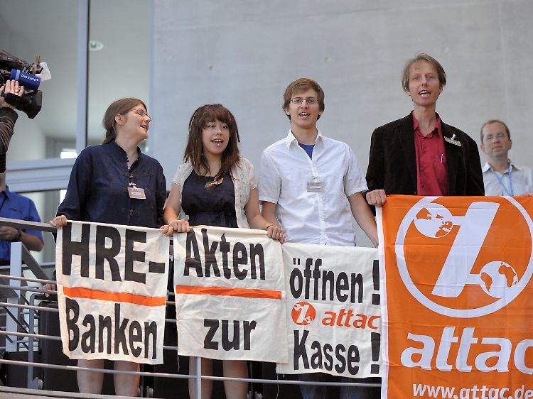 Demonstranten entrollten vor der Anhörung des Finanzminister Transparente im Ausschuss-Saal.