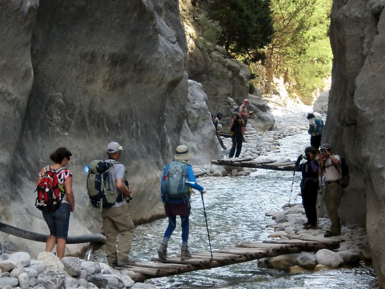 Mehrmals müssen Wanderer den Fluss Tarraios über einfache Holzleitern kreuzen.