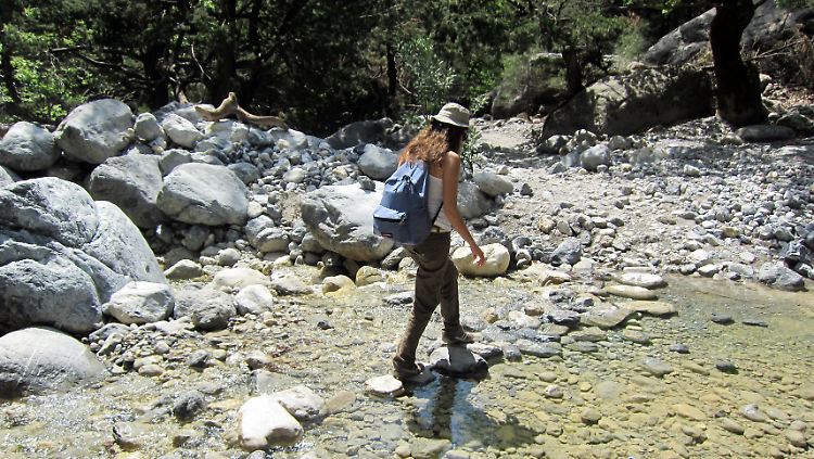 Bei einer Wanderung durch die Samaria-Schlucht müssen Urlauber 12,8 Kilometer und 1200 Höhenmeter zurücklegen und einige Male Wasserläufe überqueren.