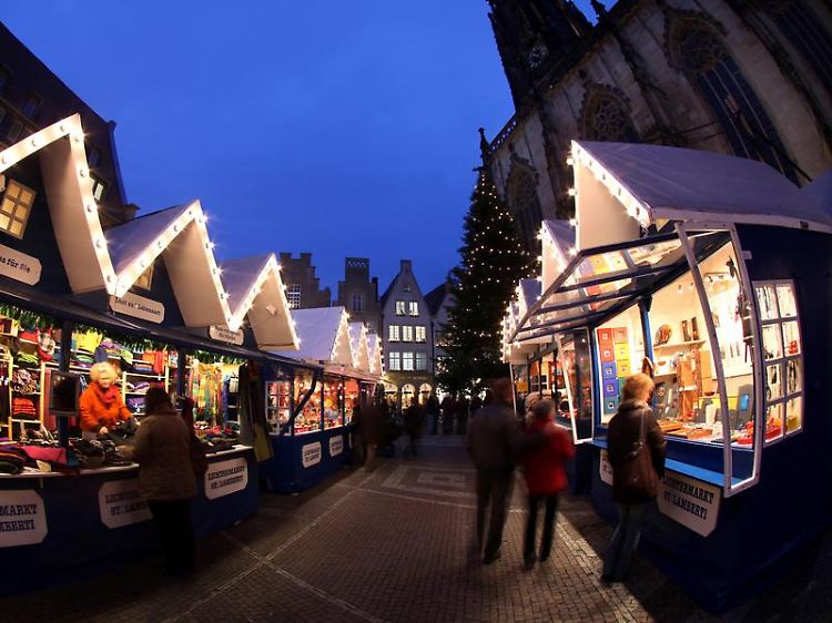 In Münster gibt es gleich mehrere Weihnachtsmärkte. Die wohl stimmungsvollste Kulisse bieten die Bogenhäuser auf dem Lichtermarkt rund um die Lambertikirche.