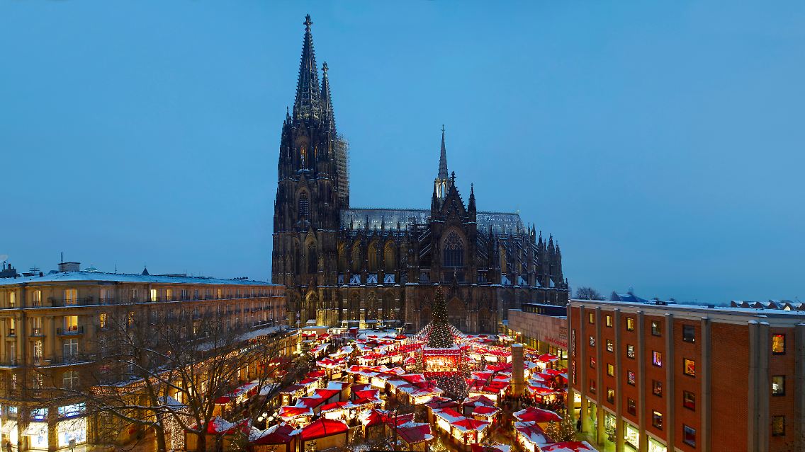 Weihnachtsmarkt mit Domblick: In Köln geben rund 150 festlich geschmückte Holzbuden vor dem Hintergrund der gotischen Kirche ein eindrucksvolles Bild ab.