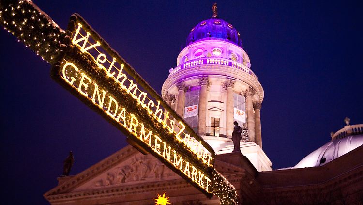 Berlin hat gleich etliche Weihnachtsmärkte - einer der schönsten ist der auf dem Gendarmenmarkt.