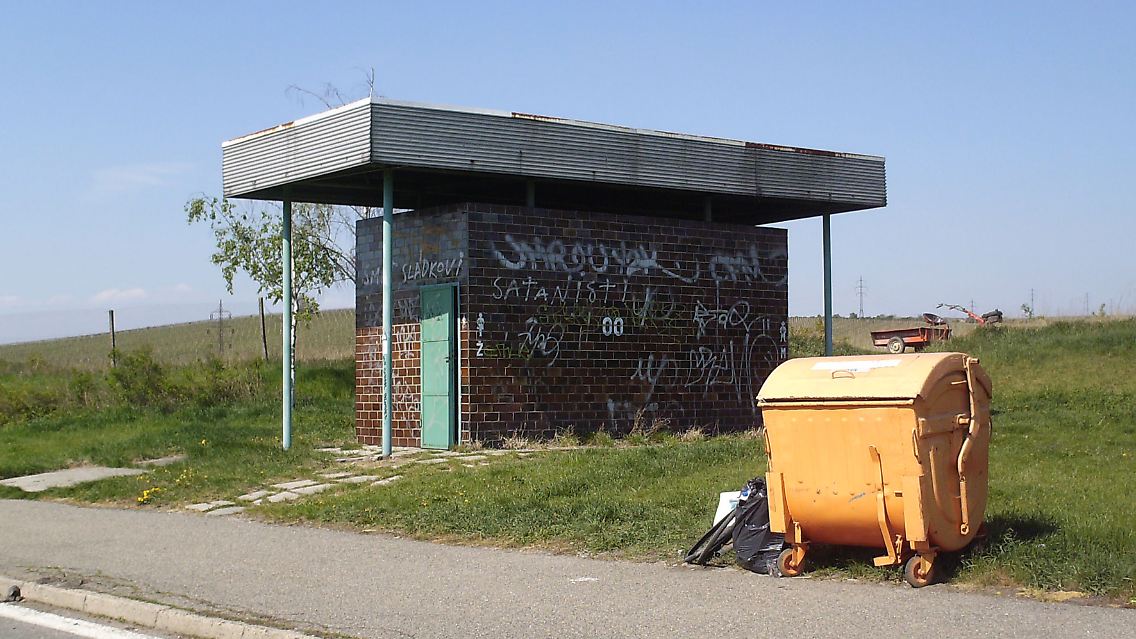 Hier macht Rasten keinen Spaß! Parkplatz Starovicky in Tschechien an der D2 zwischen Podivin und Hustopece. Gesamturteil "sehr mangelhaft".