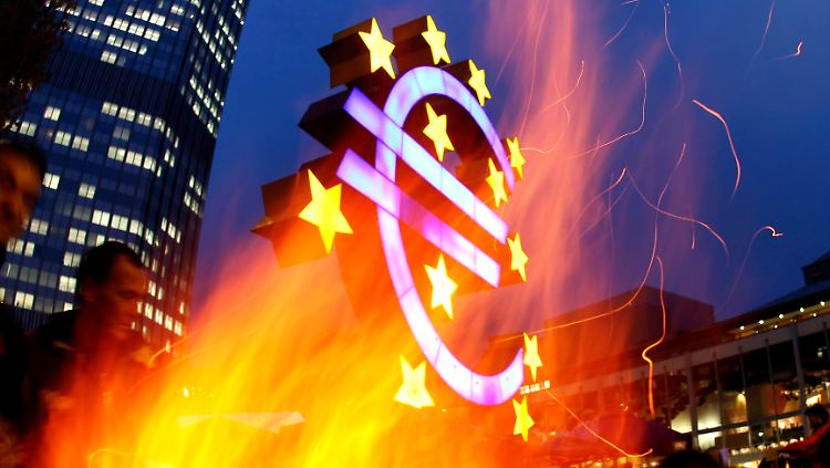 "Occupy"-Aktivisten haben vor der Frankfurter Zentrale der EZB ein Feuer gemacht.