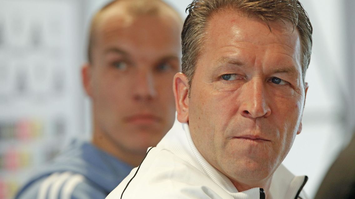 Bleibt locker: Andreas Köpke. Dass er hier mit Robert Enke zu sehen ist, hat nichts zu sagen.