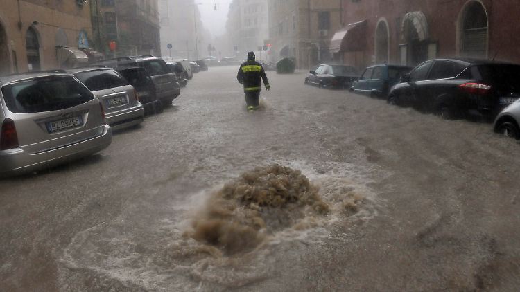 Ganze Straßenzüge in Genua sind überflutet.