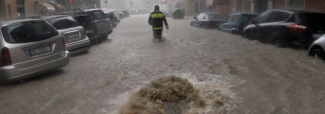 Ganze Straßenzüge in Genua sind überflutet.