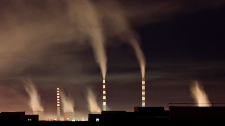 Im Kohlekraftwerk der chinesischen Stadt Changchun rauchen die Schlote.