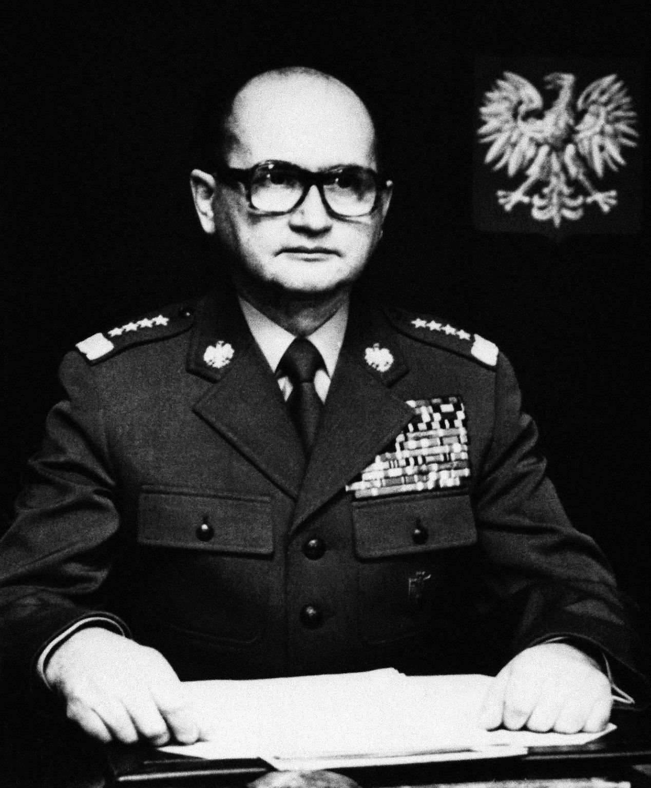Es ist Sonntag, der 13. Dezember 1981. Über die Fernsehbildschirme flimmert  ein Mann in Uniform und großen Brillengläsern.