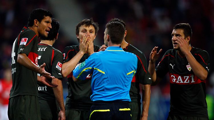 Wenn der Schiedsrichter im Mittelpunkt steht, ist das kein gutes Zeichen. Referee Guido Winkmann stand in Mainz ständig im Mittelpunkt.