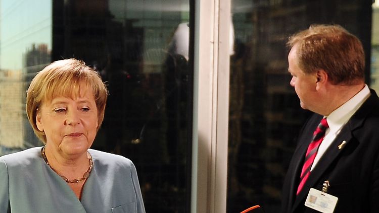 Niebel und Merkel haben offenbar Gesprächsbedarf.