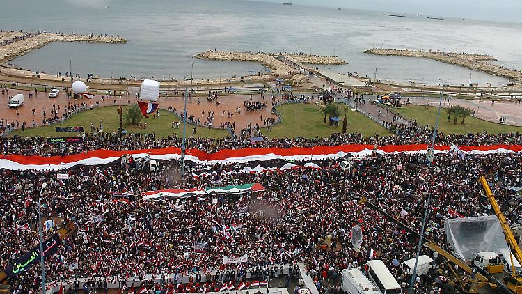 Anhänger der Assad-Regierung zeigen allwöchentlich ihre Macht. Hier in der Küstenstadt Tartus.