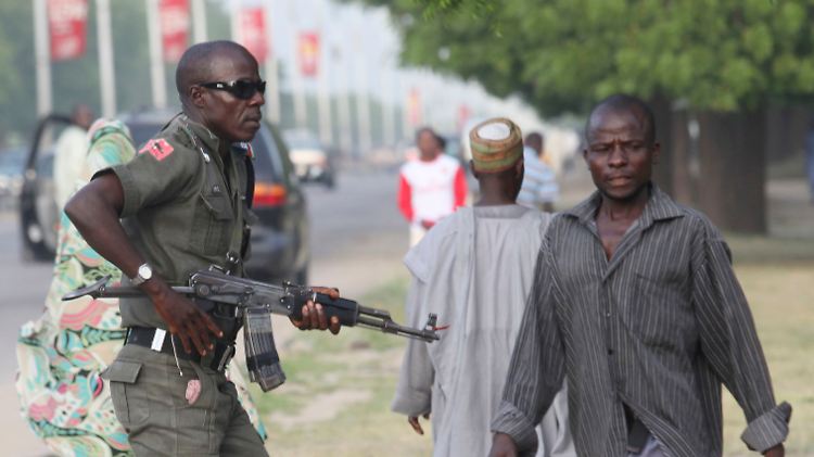 Ein Polizist patrouilliert in der Stadt Maiduguri (Archivbild).