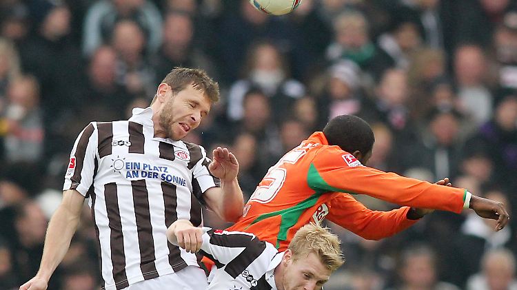 Der Ball war zwischen St. Pauli und Fürth teilweise hart umkämpft und lag auch viermal im Tor - allerdings je zweimal auf beiden Seiten.