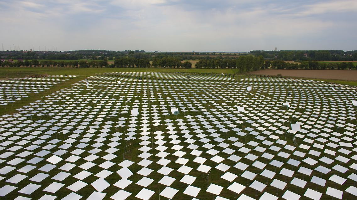 Die Spiegel werden so ausgerichtet, dass sie das Licht auf die Spitze eines Solarturms umleiten.