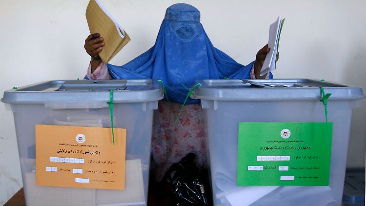 Eine afghanische Frau in einem Wahllokal in Jalalabad, östlich von Kabul.