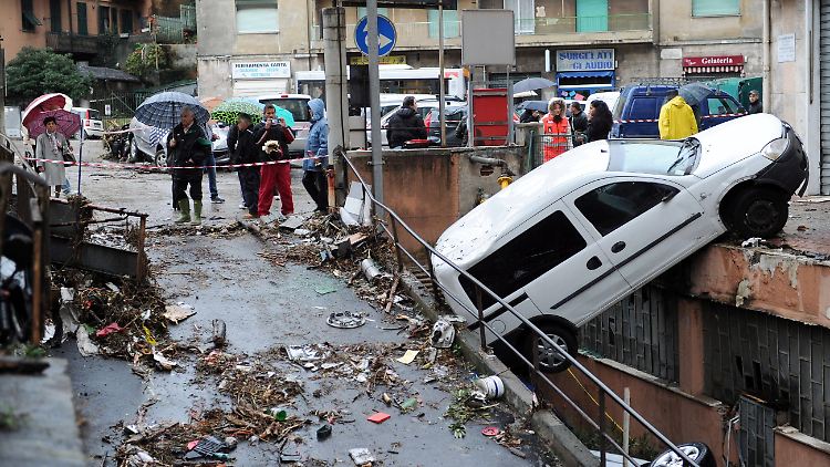 Nach der Flut zeigen sich erst die Verwüstungen in Genua.