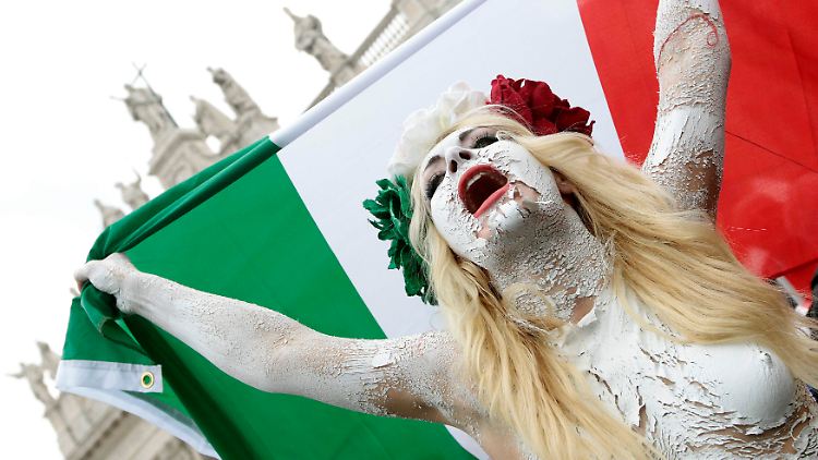 Das nennt man Völkerfreundschaft: Auch Mitglieder der ukrainischen Frauenrechtsbewegung Femen protestierten gegen Berlusconi.