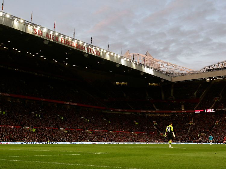 Zu Ehren seines 25-jährigen Dienstjubiläums bei Man United wurde eine Tribüne nach ihm benannt.