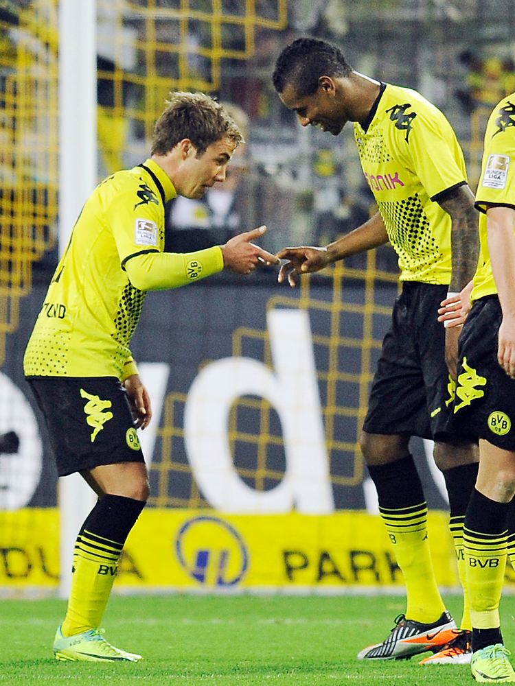 Jungstar Mario Götze wagte nach seinem zweiten Treffer ein Tänzchen mit Teamkollege Felipe Santana.