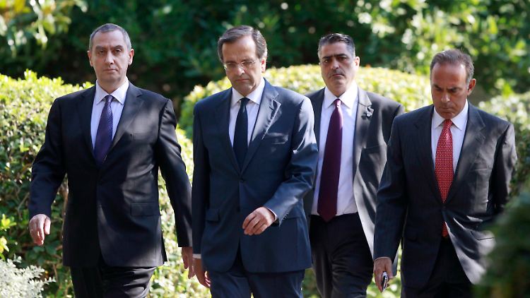 Samaras und Papoulias (Mitte) sollen den Deal ausgehandelt haben.