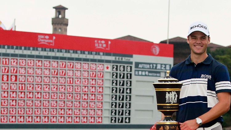 Martin Kaymer vor dem Leaderboard. Mit seiner fantastischen Schlussrunde sicherte er sich den Sieg in Shanghai.
