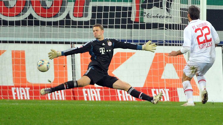 Diese Parade von Manuel Neuer gegen Augsburgs Edmond Kapllani rettete den Bayern den Sieg beim Aufsteiger.
