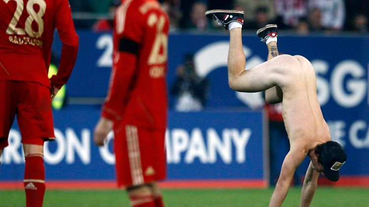 Ohne Hemd und Hose, aber mit Mütze und Schuhen zeigte der Augsburger Flitzer einen Handstand.