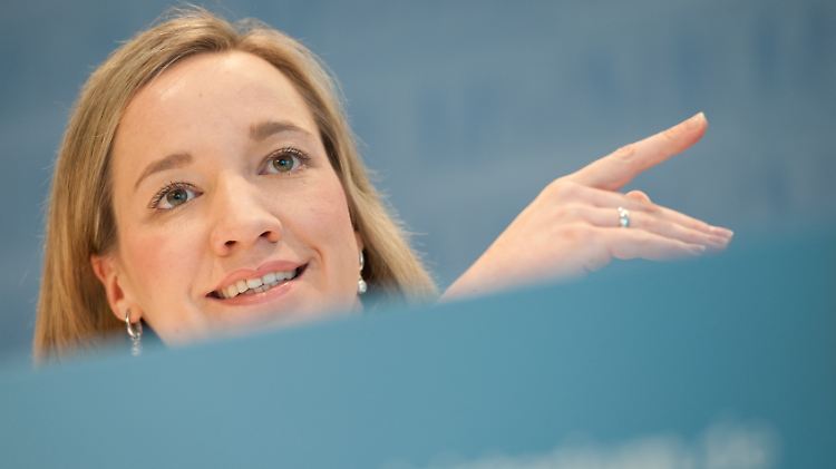 Familienministerin Schröder wird in naher Zukunft eingestehen müssen, dass die ehrgeizigen Ziele nicht zu halten sind.