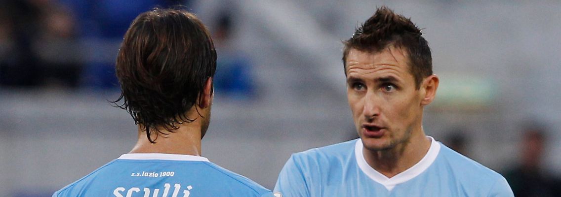 Zwiegespräch mit dem Torschützen: Miroslav Klose und sein Kollege Giuseppe Sculli, der fünf Minuten vor dem Ende der Partie gegen den FC Parma den Siegtreffer erzielte.