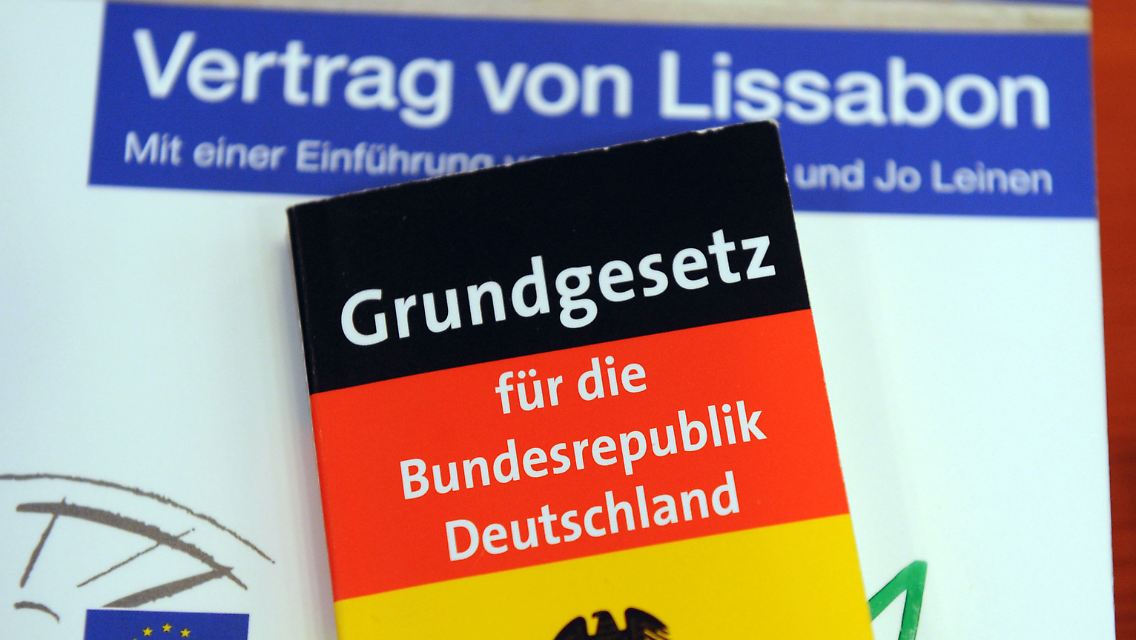 Müssen zusammenpassen: Der Vertrag von Lissabon und das deutsche Grundgesetz.
