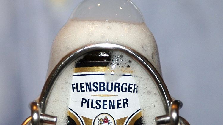 Noch harmlos. Mit der richtigen Technik beim Anstoßen würde das Bier um einiges stärker schäumen. Jedes Bier, übrigens.