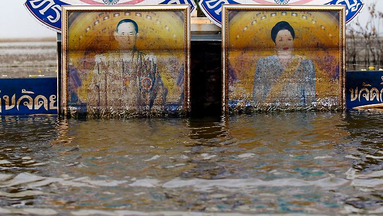Portraits von König Bhumibol und Königin Sirikit sind nicht mehr zu retten.