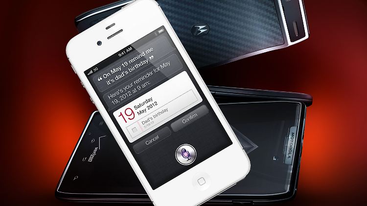 Vor einigen Wochen hat Motorola sein neues Flaggschiff Razr (hinten) ins Rennen gegen das iPhone 4S (vorne) geschickt.