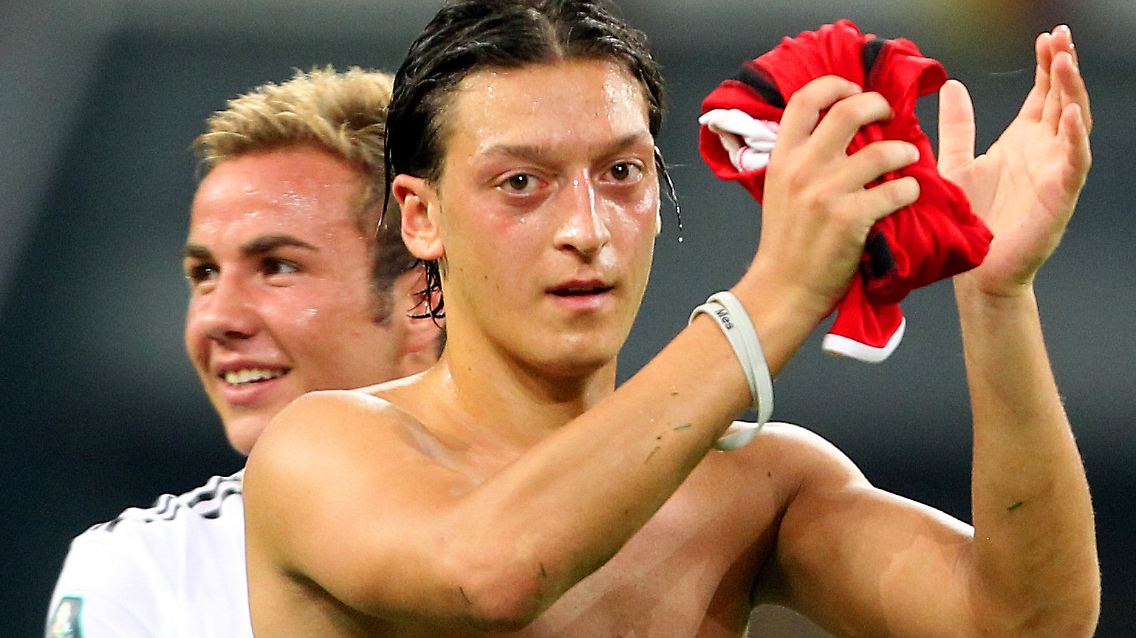 Geht das zusammen? Klar! Mesut Özil und Mario Götze.